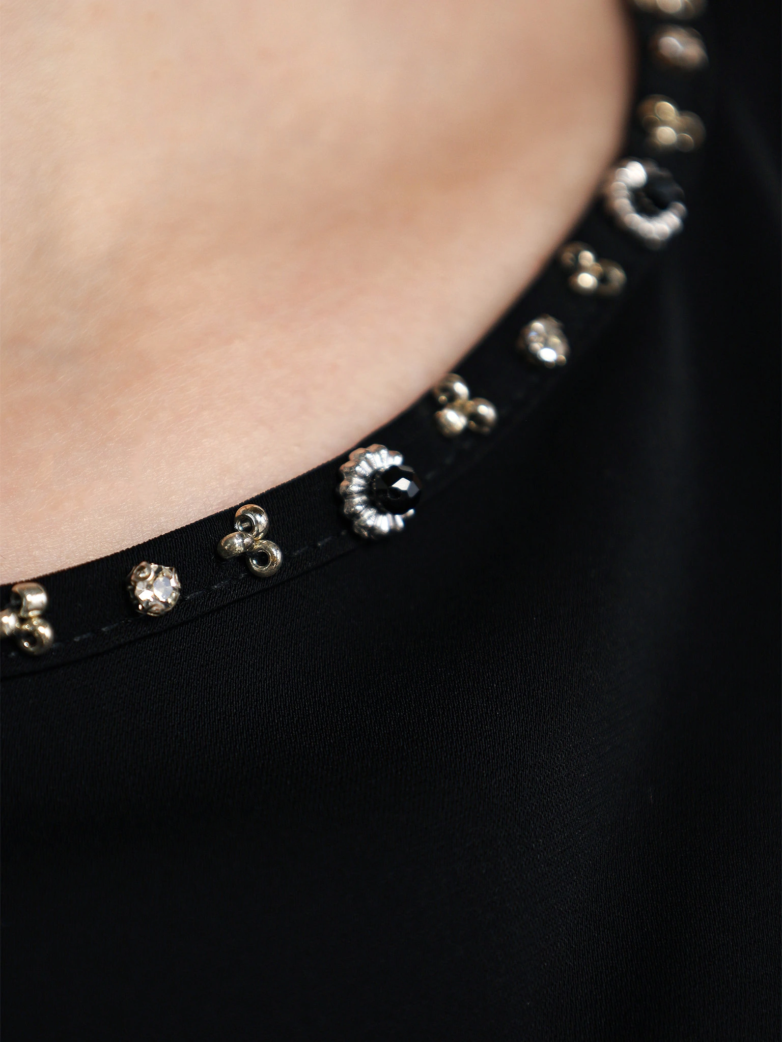 Блуза черного цвета с цепочкой-мониль